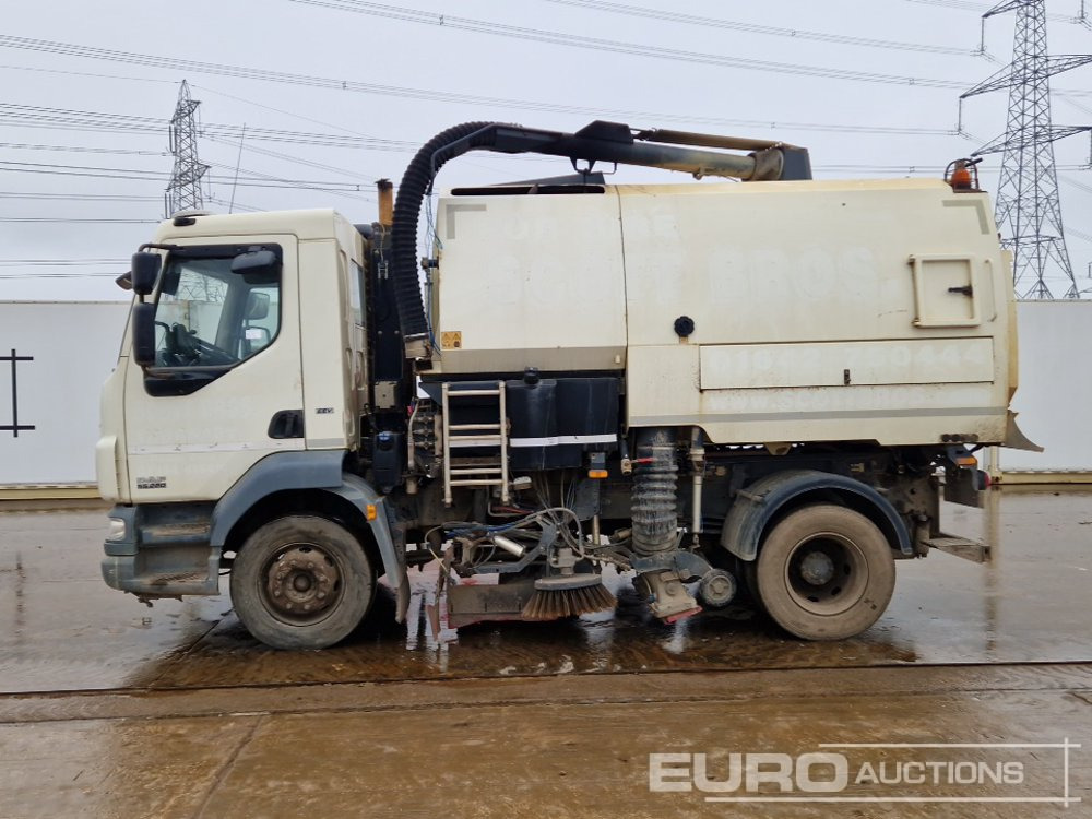 2013 DAF LF55.220 - Utcaseprő gép: 2 kép. 2013 DAF LF55.220 - Utcaseprő gép: 2 kép.