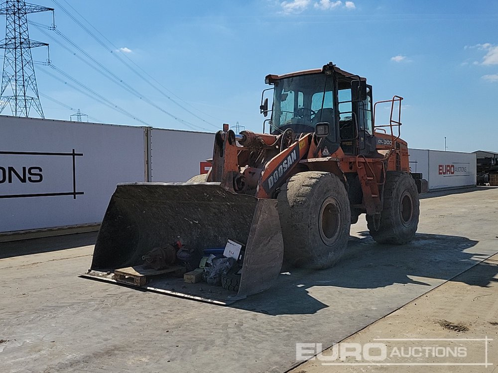 2014 Doosan DL300 - Gumikerekes homlokrakodó: 1 kép. 2014 Doosan DL300 - Gumikerekes homlokrakodó: 1 kép.