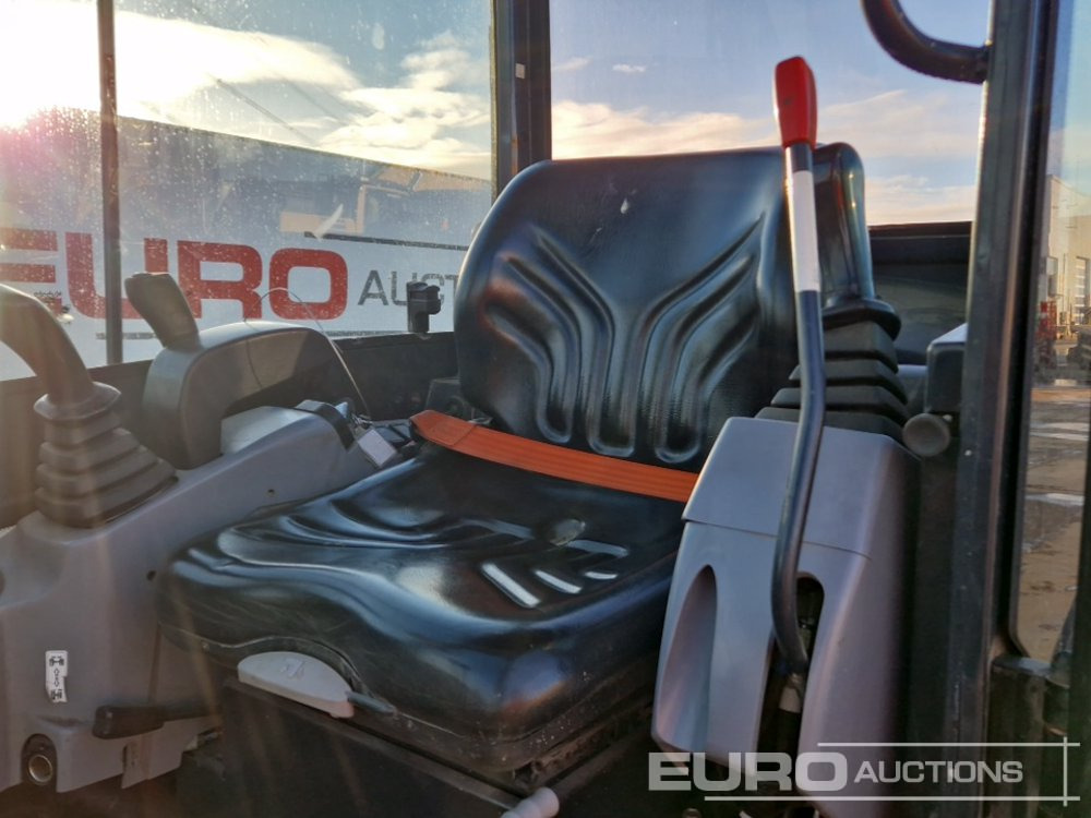 Minikotró 2014 Kubota KX016-4: 30 kép. Minikotró 2014 Kubota KX016-4: 30 kép.
