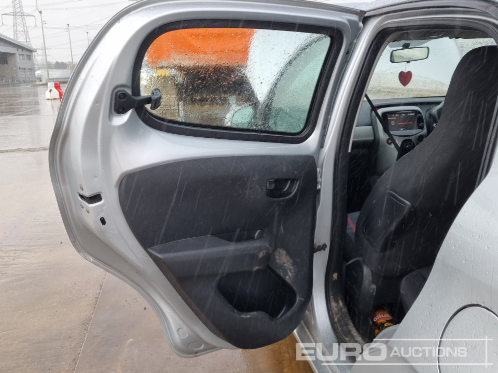 Autó 2014 Peugeot 108: 18 kép.