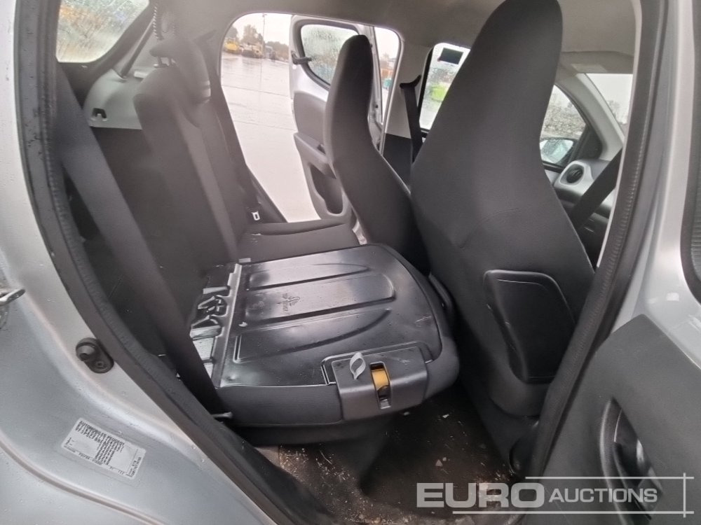 Autó 2014 Peugeot 108: 21 kép.
