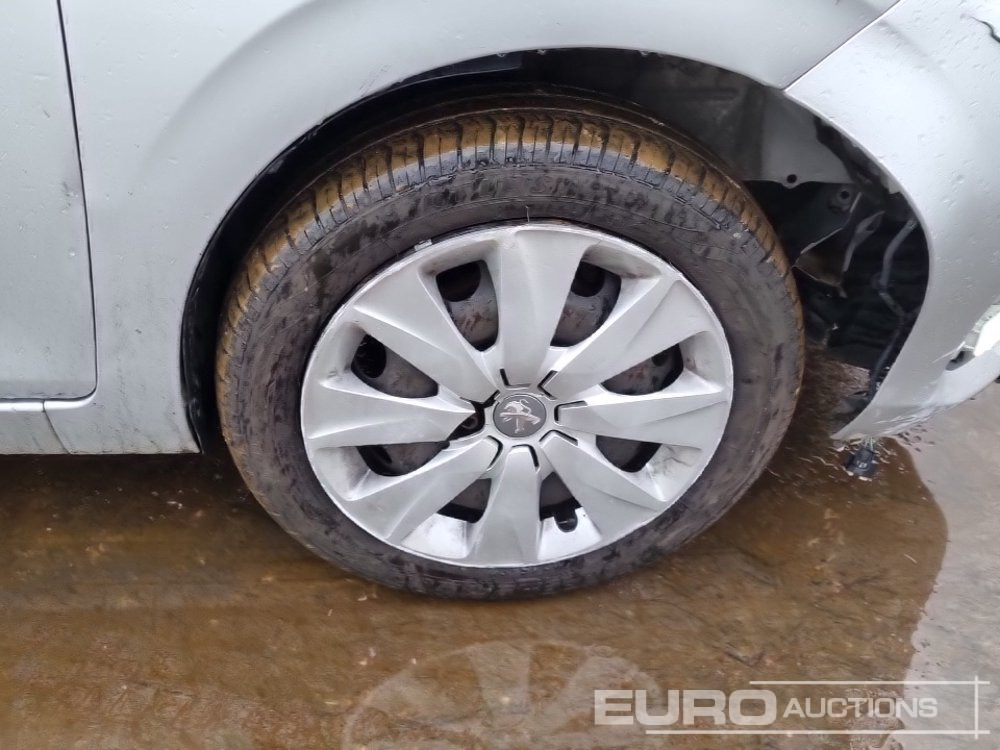 Autó 2014 Peugeot 108: 12 kép.