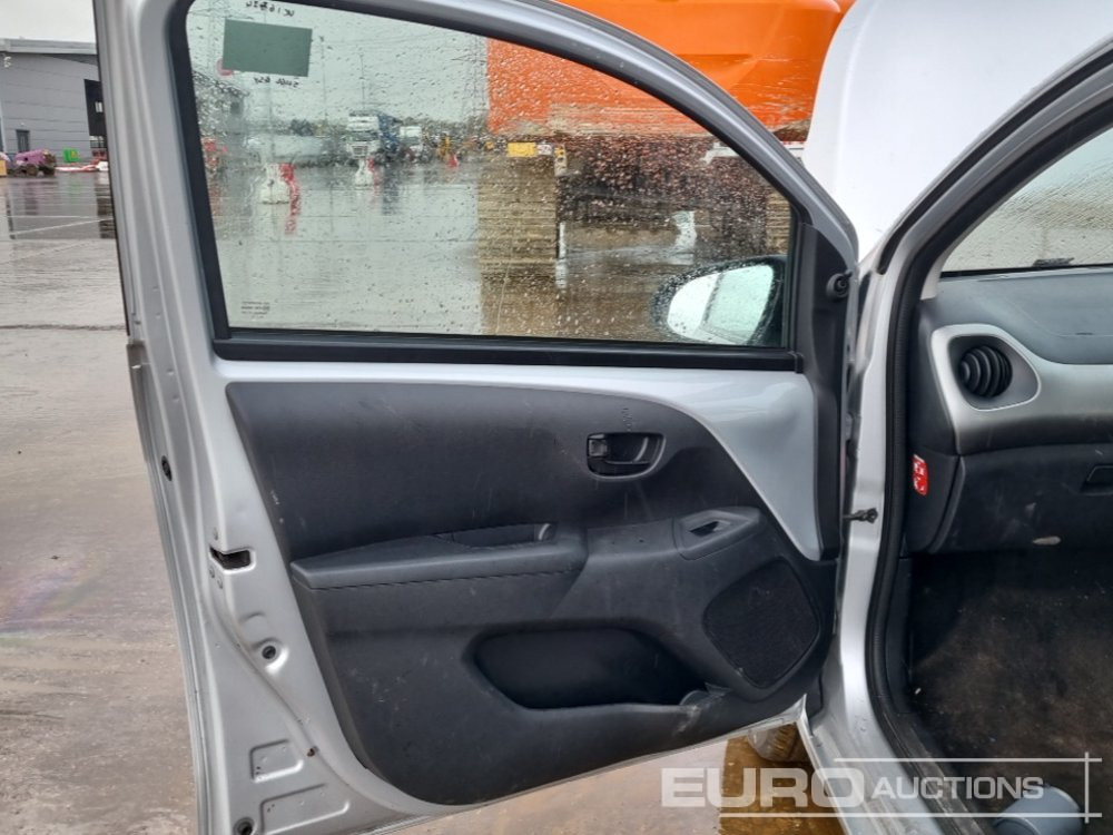 Autó 2014 Peugeot 108: 24 kép.