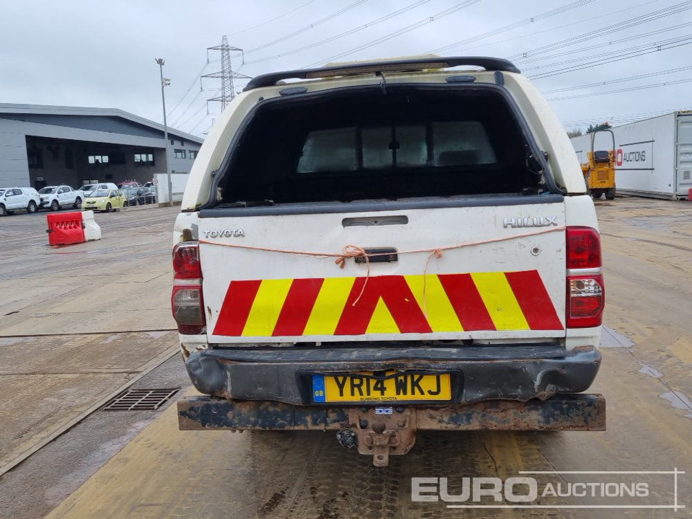 2014 Toyota Hilux - Pickup: 4 kép. 2014 Toyota Hilux - Pickup: 4 kép.