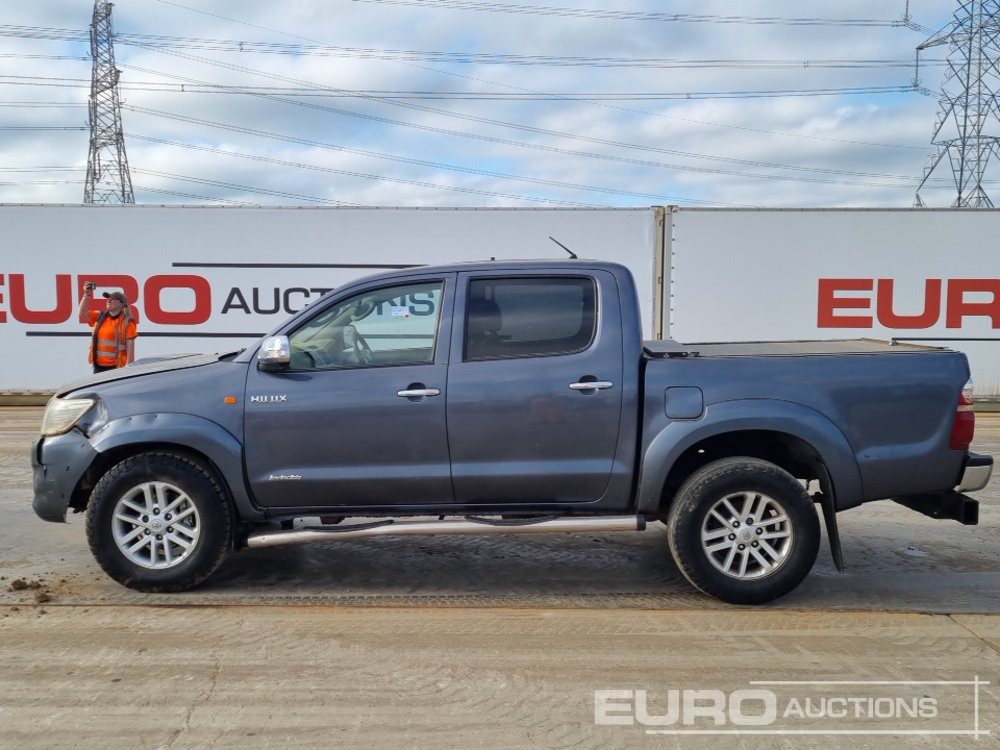 2014 Toyota Hilux Invincible - Pickup: 2 kép. 2014 Toyota Hilux Invincible - Pickup: 2 kép.
