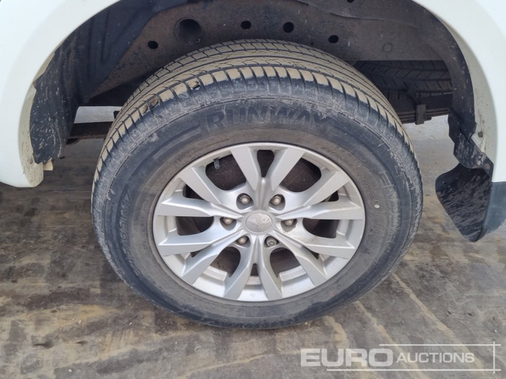 Pickup 2015 Mitsubishi L200 Challenger: 9 kép.