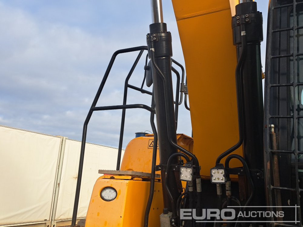 Lánctalpas kotró 2016 JCB JS220LC+: 14 kép. Lánctalpas kotró 2016 JCB JS220LC+: 14 kép.