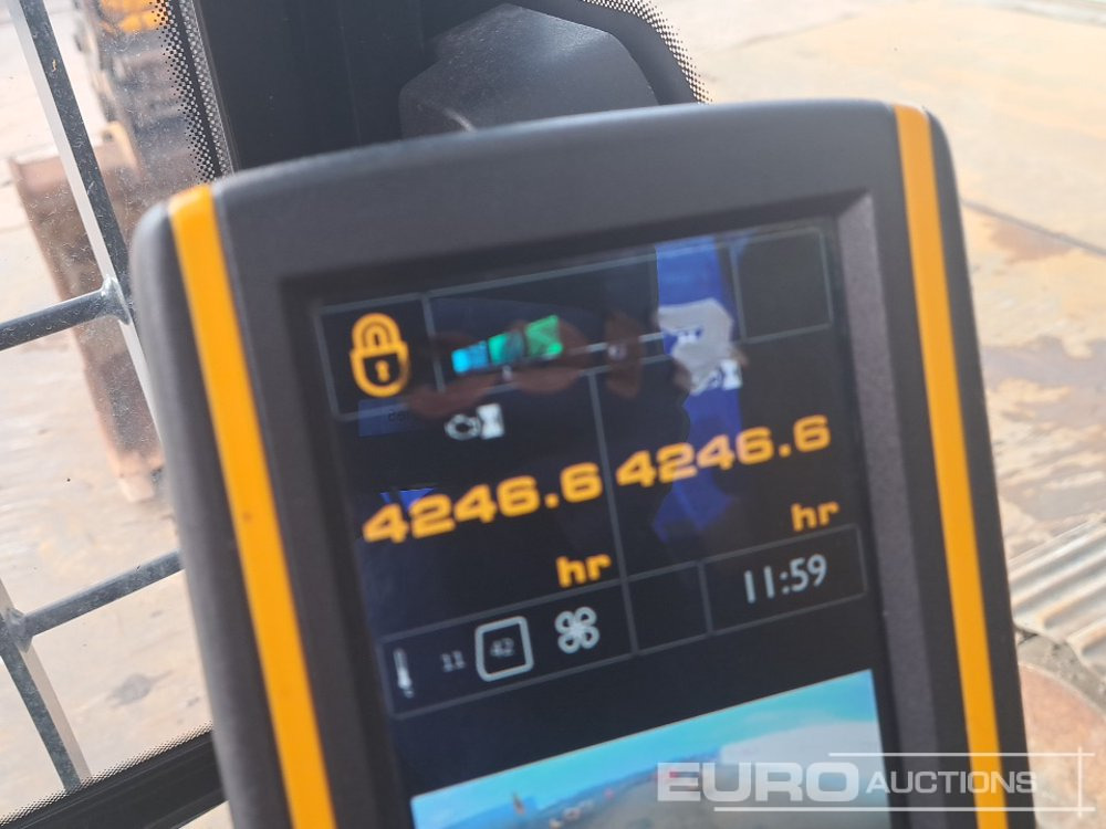 Lánctalpas kotró 2016 JCB JS220LC+: 36 kép. Lánctalpas kotró 2016 JCB JS220LC+: 36 kép.