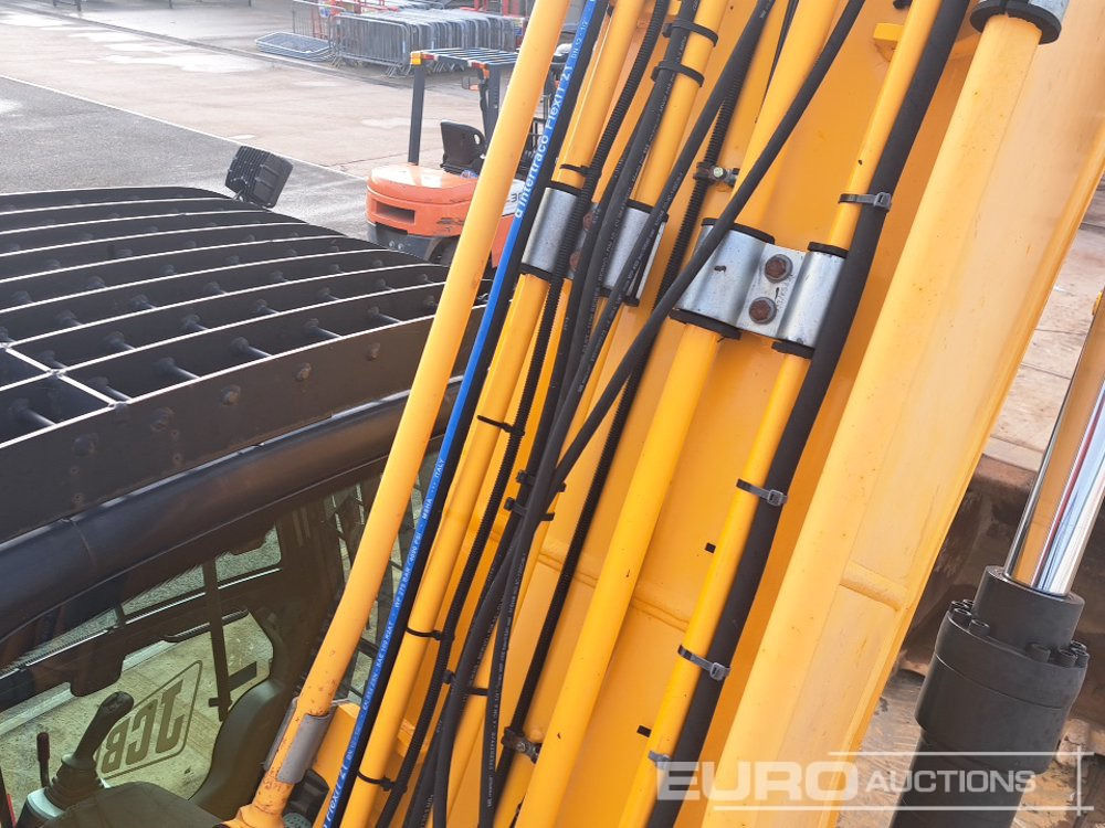 Lánctalpas kotró 2016 JCB JS220LC+: 29 kép. Lánctalpas kotró 2016 JCB JS220LC+: 29 kép.