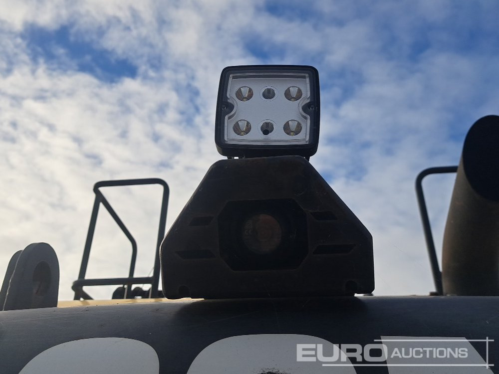 Lánctalpas kotró 2016 JCB JS220LC+: 27 kép. Lánctalpas kotró 2016 JCB JS220LC+: 27 kép.