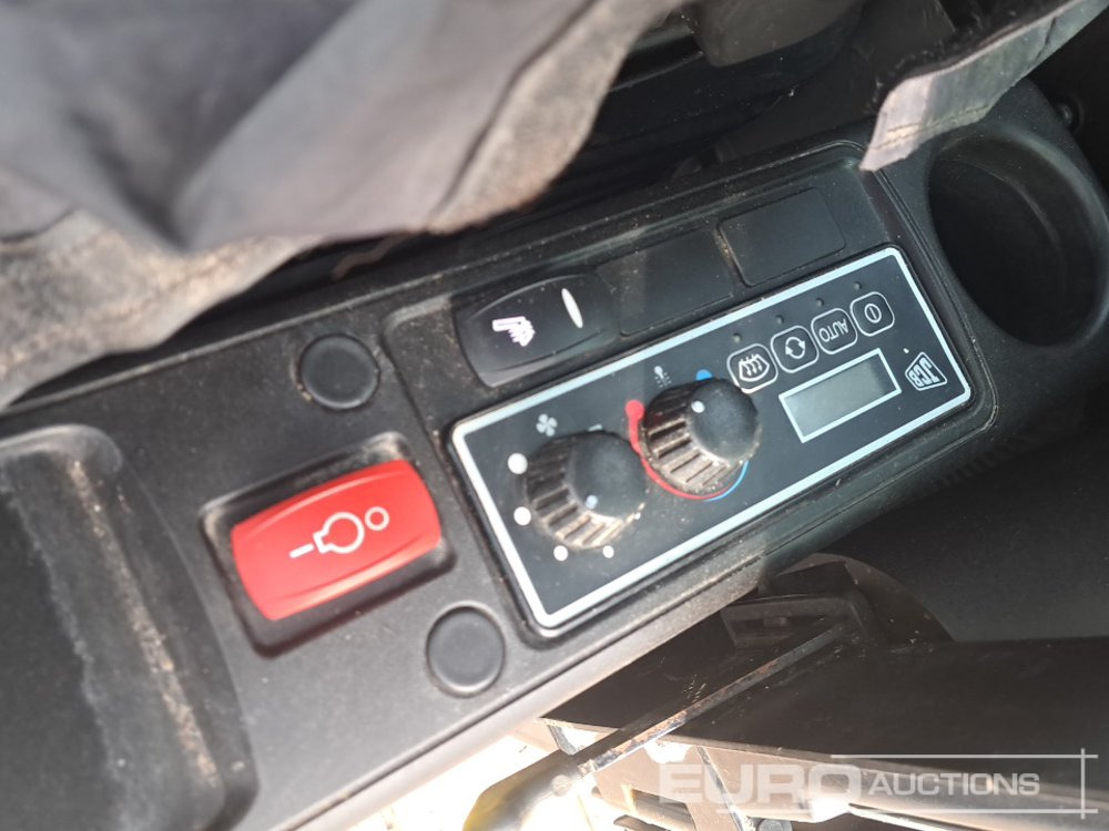 Lánctalpas kotró 2016 JCB JS220LC+: 24 kép. Lánctalpas kotró 2016 JCB JS220LC+: 24 kép.