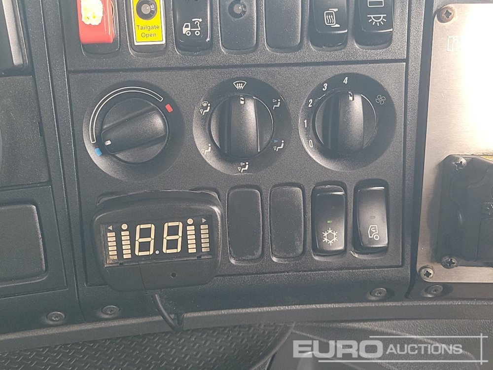 Billenőplatós teherautó 2016 Scania P410: 35 kép.