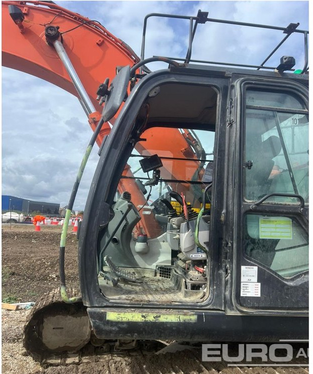 2017 Hitachi ZX225USLC-6 - Lánctalpas kotró: 5 kép. 2017 Hitachi ZX225USLC-6 - Lánctalpas kotró: 5 kép.