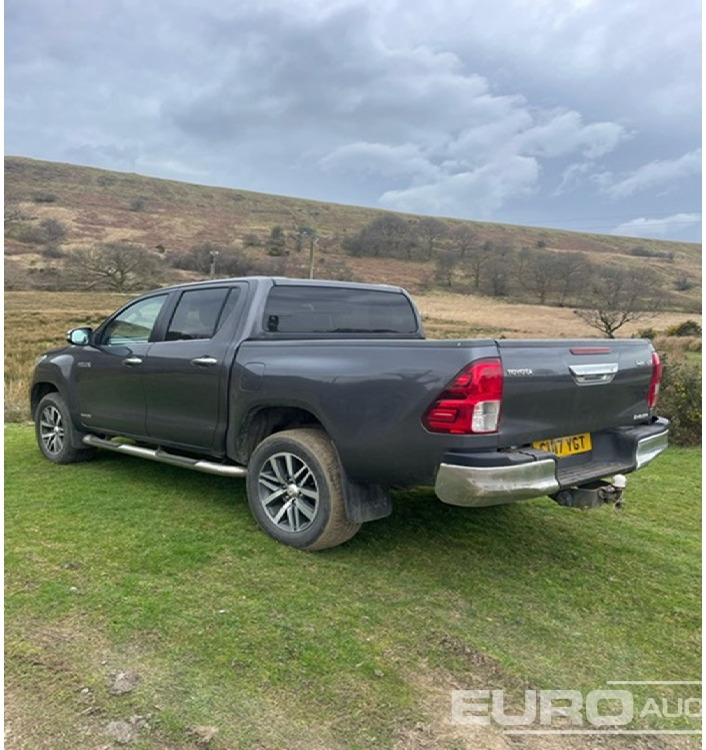 2017 Toyota Hilux Invincible - Pickup: 2 kép. 2017 Toyota Hilux Invincible - Pickup: 2 kép.