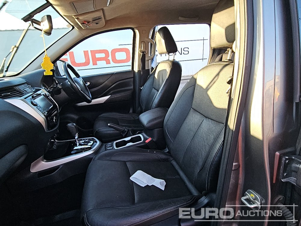 Pickup 2019 Nissan Navara: 16 kép.