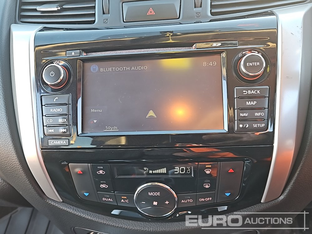 Pickup 2019 Nissan Navara: 31 kép.