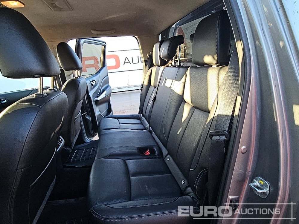 Pickup 2019 Nissan Navara: 15 kép.