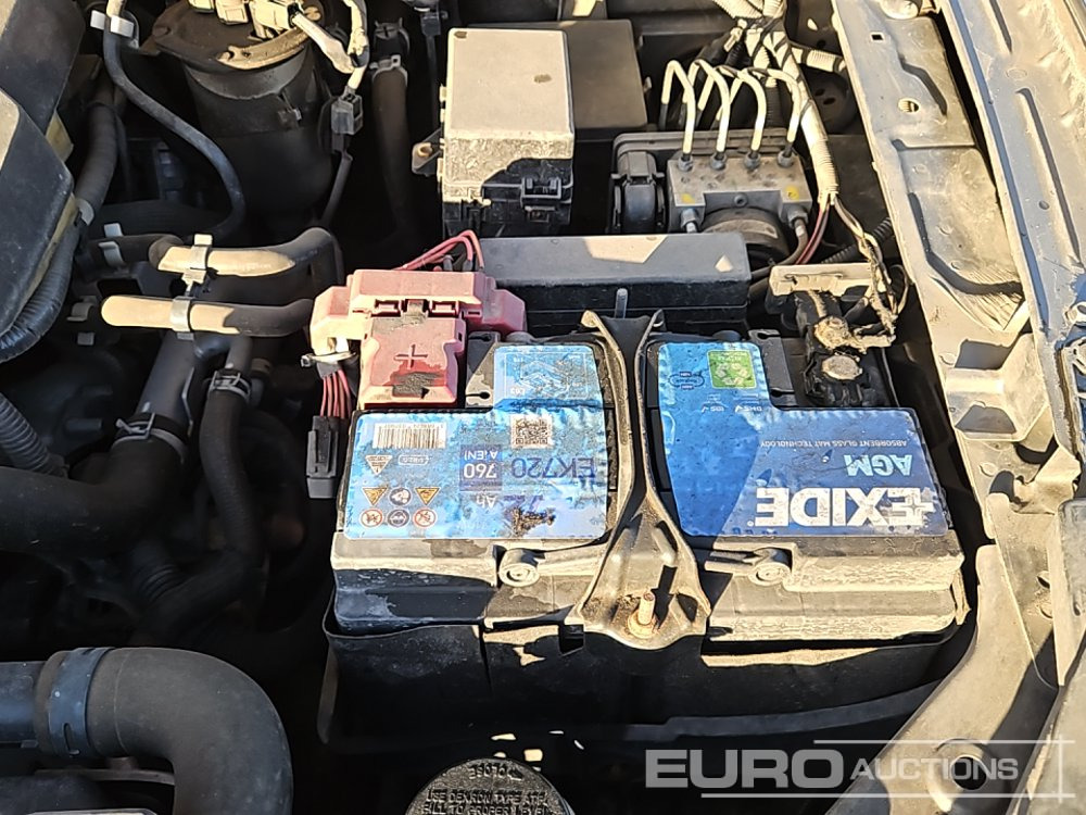 Pickup 2019 Nissan Navara: 18 kép.