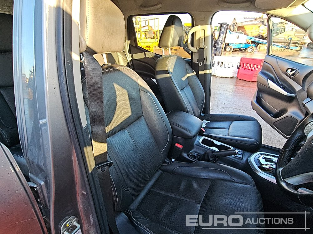 Pickup 2019 Nissan Navara: 26 kép.