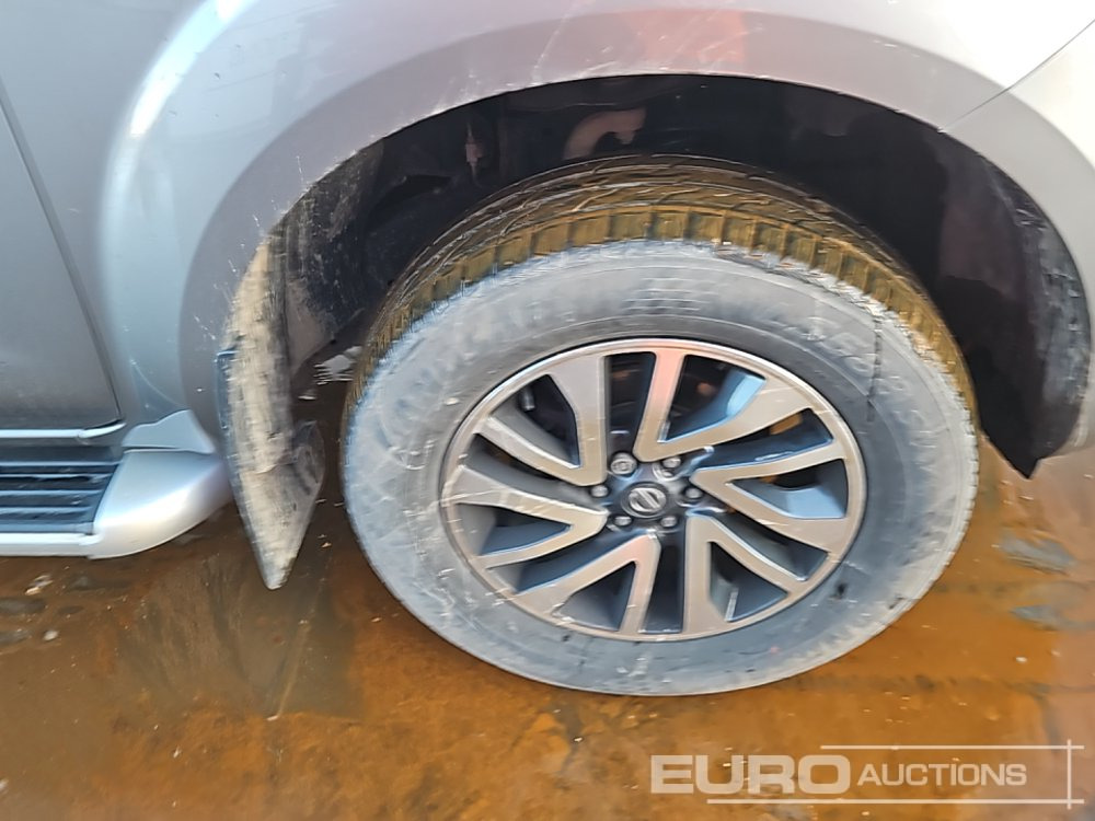 Pickup 2019 Nissan Navara: 12 kép.
