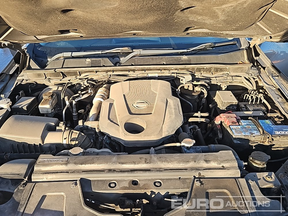 Pickup 2019 Nissan Navara: 17 kép.