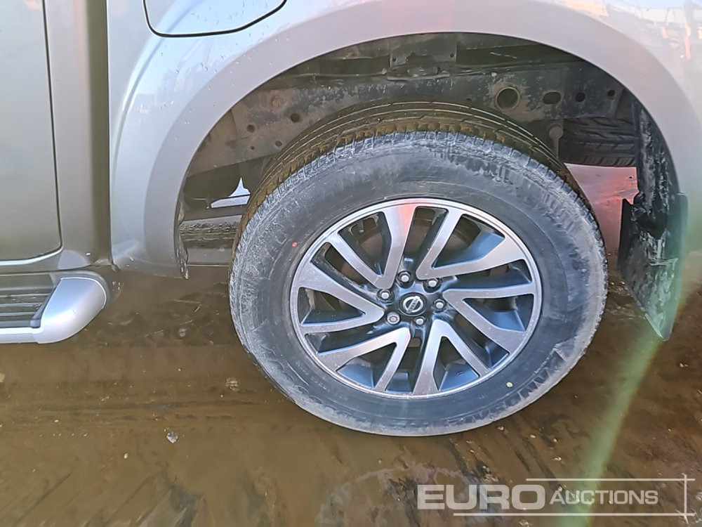 Pickup 2019 Nissan Navara: 10 kép.