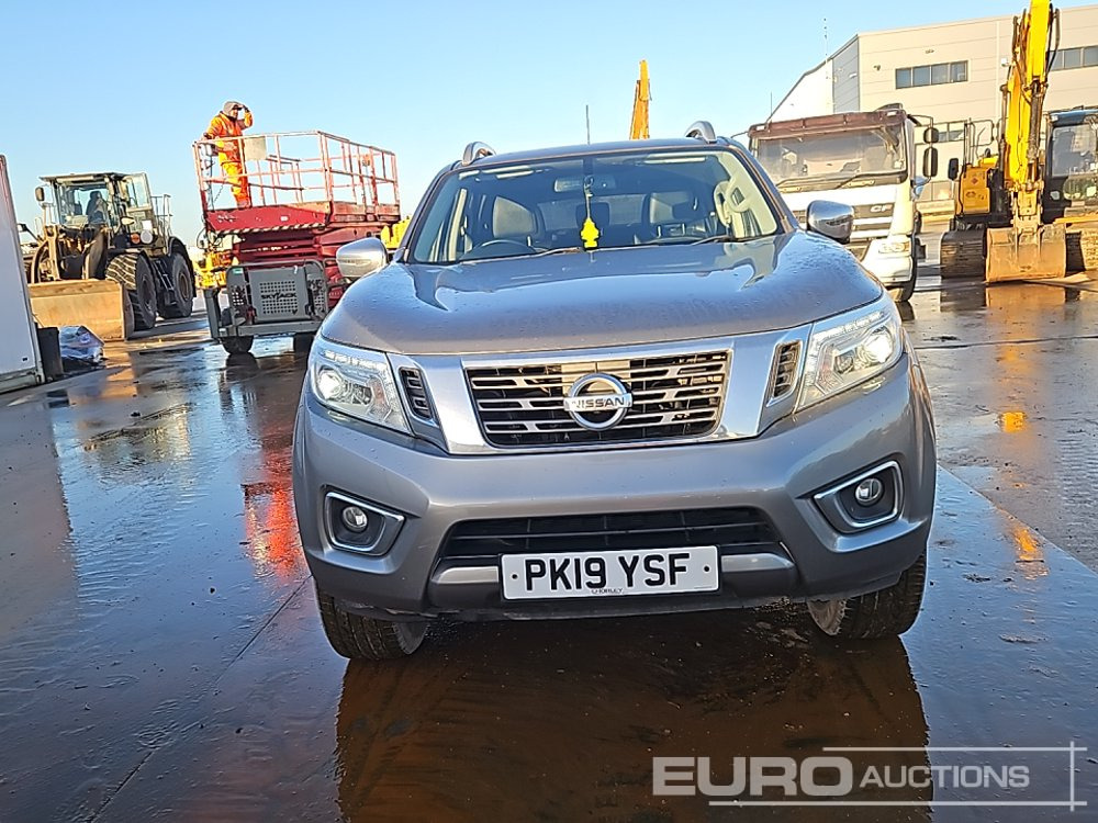 Pickup 2019 Nissan Navara: 8 kép.
