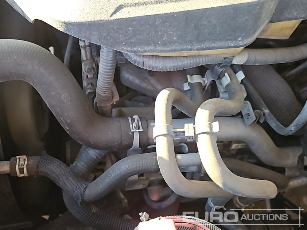 Pickup 2019 Nissan Navara: 20 kép.