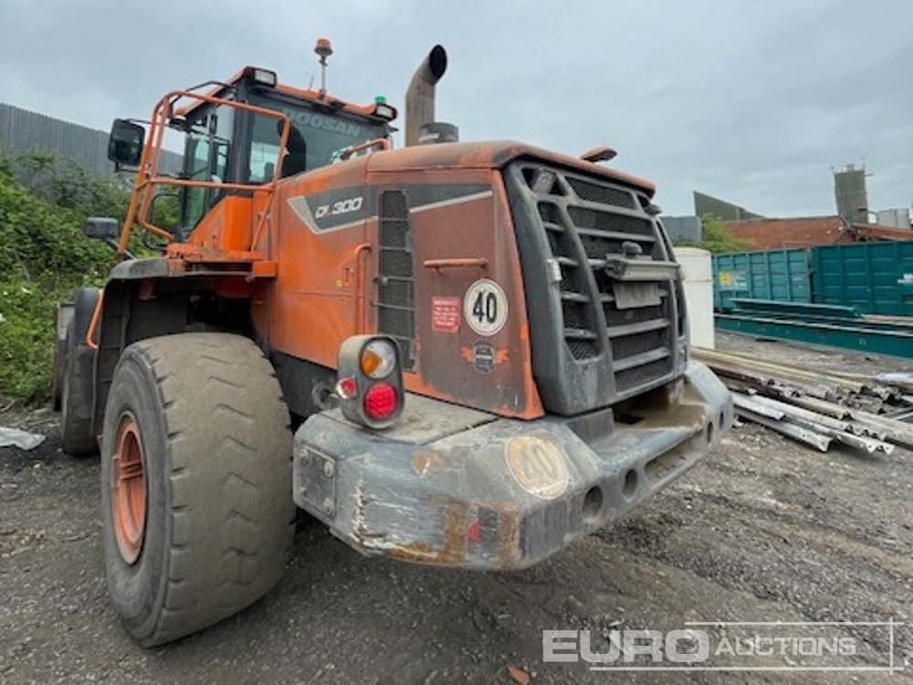2020 Doosan DL300-5 - Gumikerekes homlokrakodó: 2 kép. 2020 Doosan DL300-5 - Gumikerekes homlokrakodó: 2 kép.