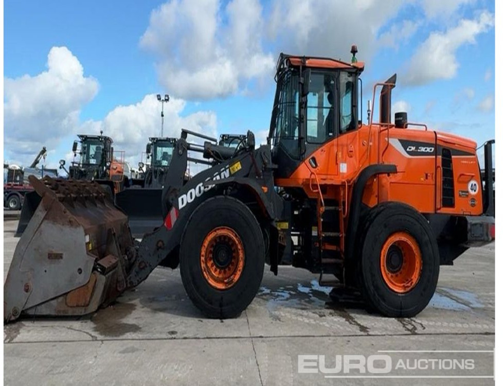 2020 Doosan DL300-5 - Gumikerekes homlokrakodó: 2 kép. 2020 Doosan DL300-5 - Gumikerekes homlokrakodó: 2 kép.