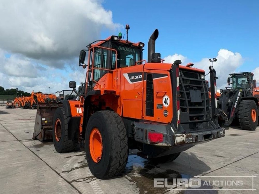 2020 Doosan DL300-5 - Gumikerekes homlokrakodó: 3 kép. 2020 Doosan DL300-5 - Gumikerekes homlokrakodó: 3 kép.