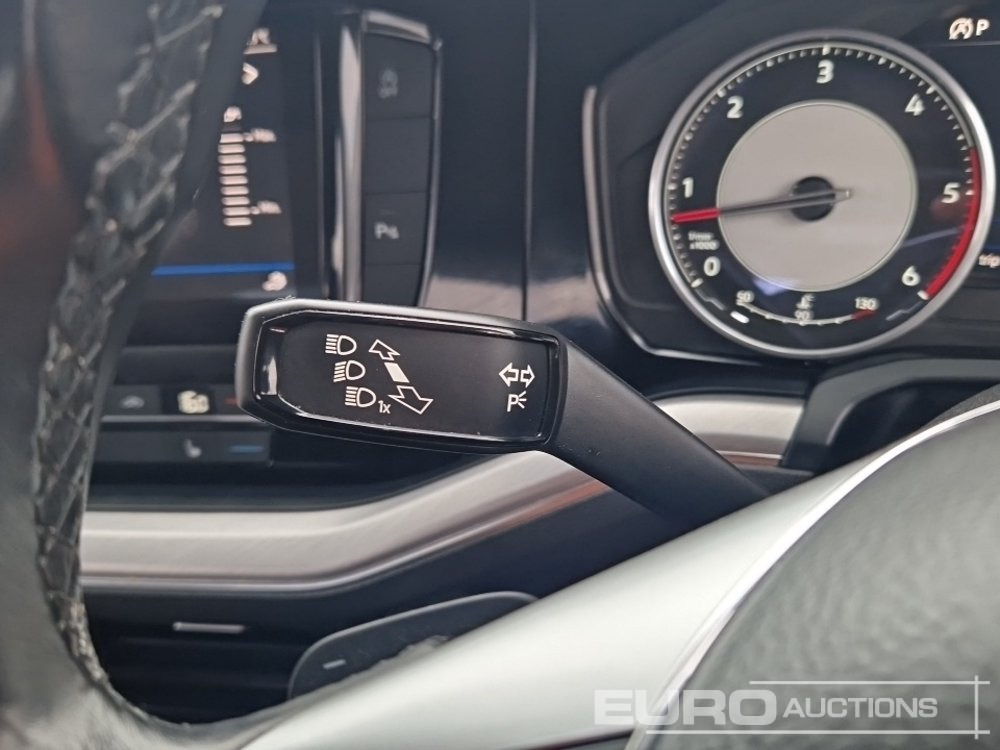 Terepjáró/ SUV 2020 Volkswagen Touareg: 31 kép.