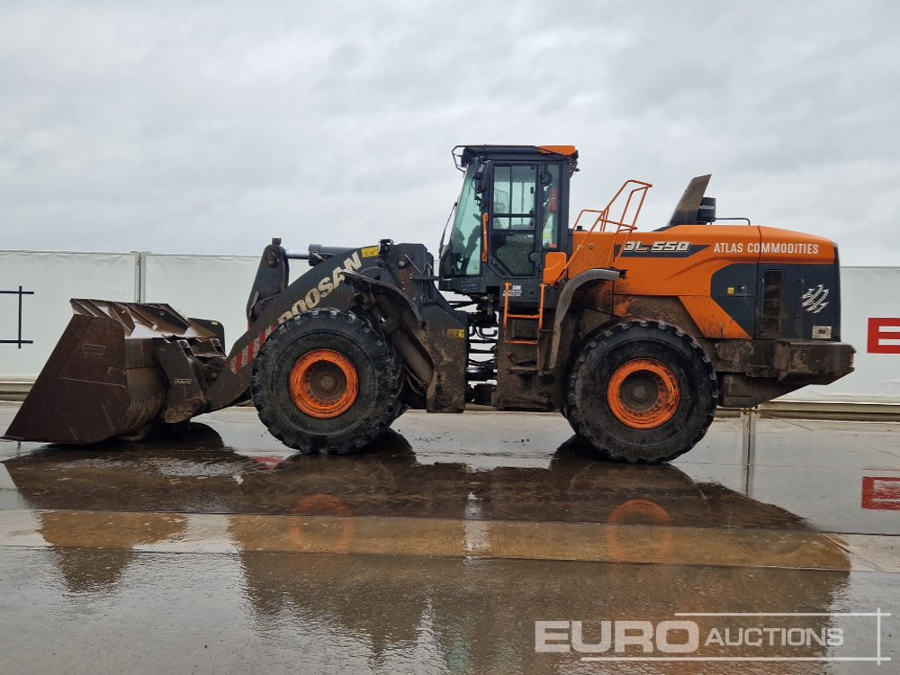 2021 Doosan DL550-7 - Gumikerekes homlokrakodó: 2 kép. 2021 Doosan DL550-7 - Gumikerekes homlokrakodó: 2 kép.
