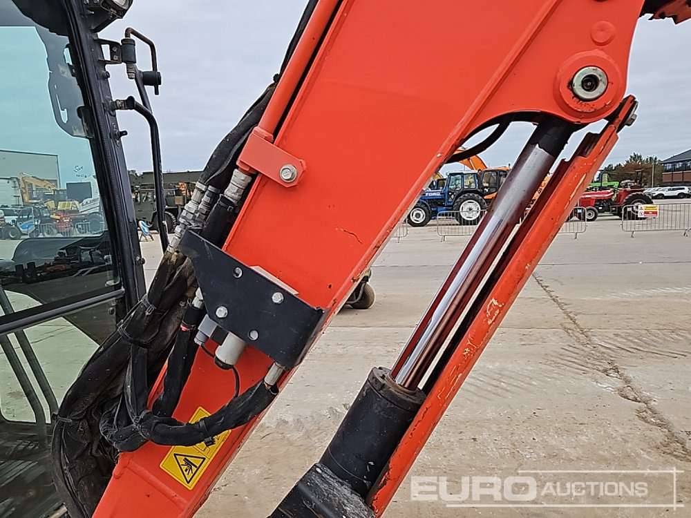 Minikotró 2021 Kubota U36-4: 18 kép.