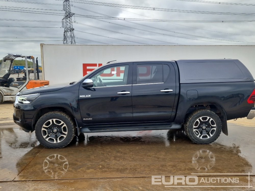 2021 Toyota Hilux Invincible - Pickup: 2 kép. 2021 Toyota Hilux Invincible - Pickup: 2 kép.