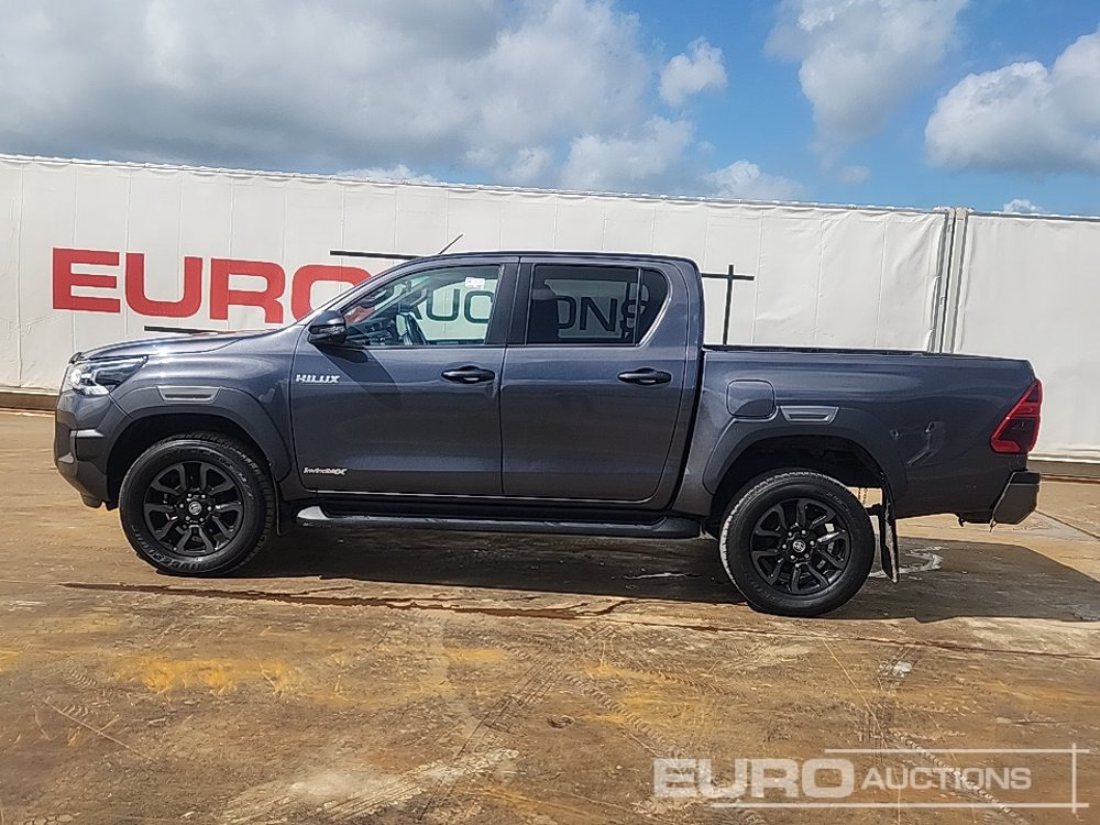 2021 Toyota Hilux Invincible X - Pickup: 2 kép. 2021 Toyota Hilux Invincible X - Pickup: 2 kép.