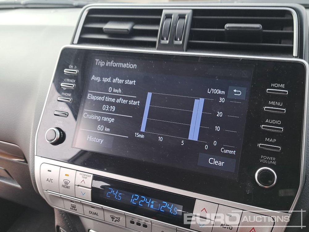 Terepjáró/ SUV 2022 Toyota Land Cruiser: 39 kép.