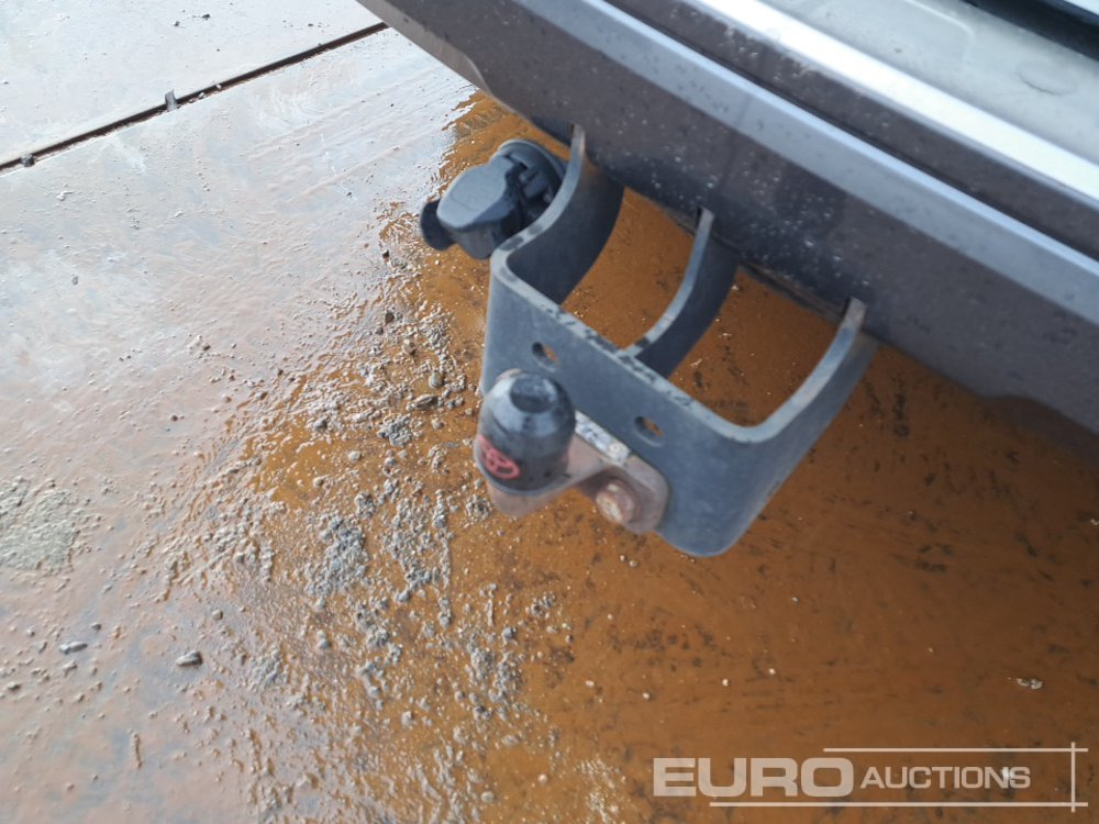 Terepjáró/ SUV 2022 Toyota Land Cruiser: 17 kép.