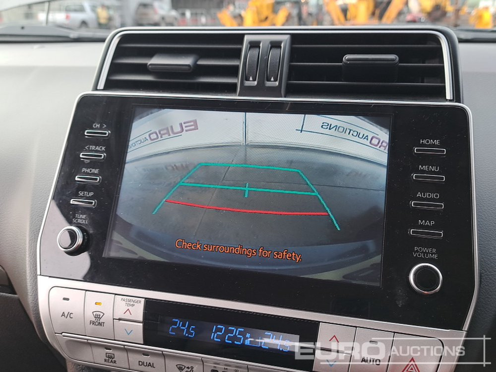 Terepjáró/ SUV 2022 Toyota Land Cruiser: 40 kép.