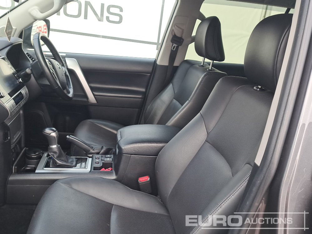 Terepjáró/ SUV 2022 Toyota Land Cruiser: 25 kép.