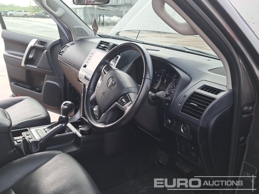 Terepjáró/ SUV 2022 Toyota Land Cruiser: 32 kép.