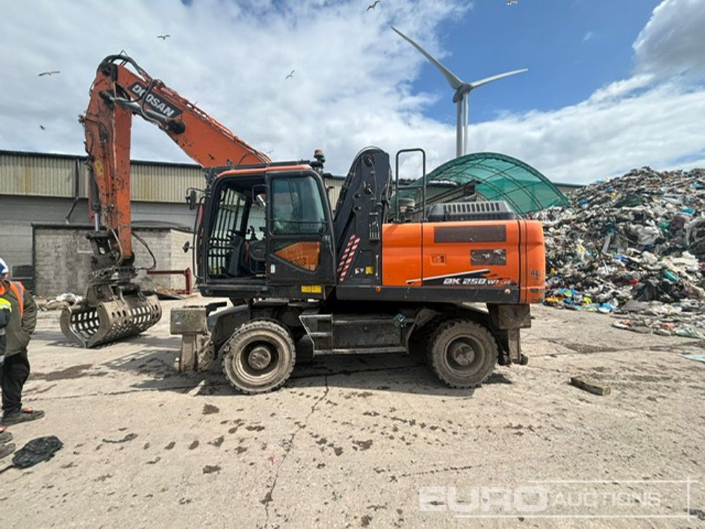2023 Doosan DX250WMH-7 - Gumikerekes kotró: 1 kép. 2023 Doosan DX250WMH-7 - Gumikerekes kotró: 1 kép.