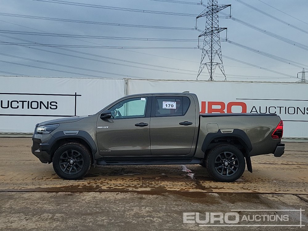 2023 Toyota Hilux Invincible X - Pickup: 2 kép. 2023 Toyota Hilux Invincible X - Pickup: 2 kép.