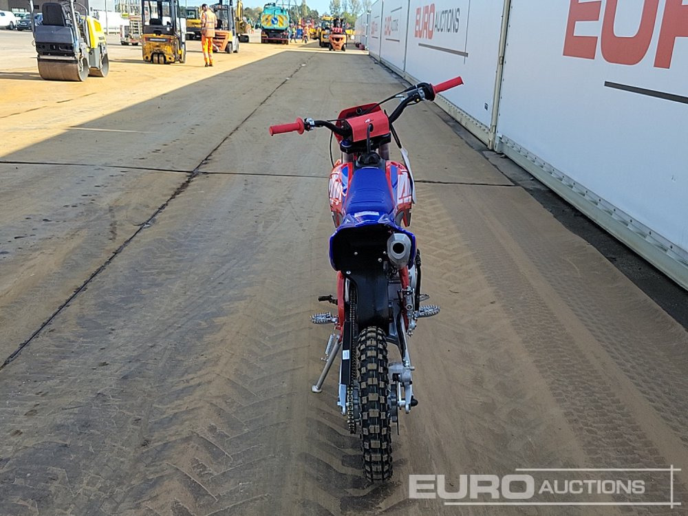 2025 Apollo Thunder 125cc Motorcross Bike, 14" Front, 12" Rear Tyres, Electric Start, Air Cooled, Hydraulic Suspension, Disc Brakes, Lighting Kit (UNASSEMBLED) - Motorkerékpár: 4 kép. 2025 Apollo Thunder 125cc Motorcross Bike, 14" Front, 12" Rear Tyres, Electric Start, Air Cooled, Hydraulic Suspension, Disc Brakes, Lighting Kit (UNASSEMBLED) - Motorkerékpár: 4 kép.