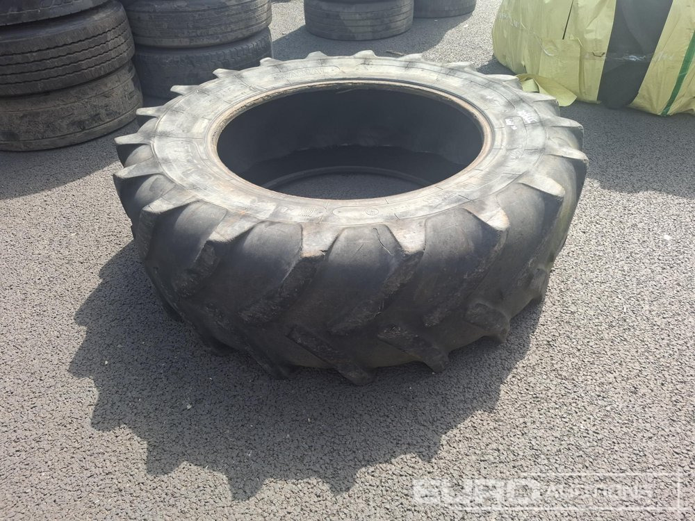 520/70R38 Tyre - Gumiabroncs: 1 kép. 520/70R38 Tyre - Gumiabroncs: 1 kép.
