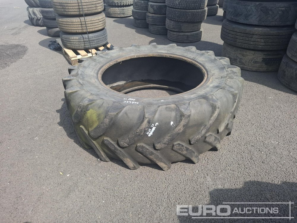 520/70R38 Tyre - Gumiabroncs: 2 kép. 520/70R38 Tyre - Gumiabroncs: 2 kép.