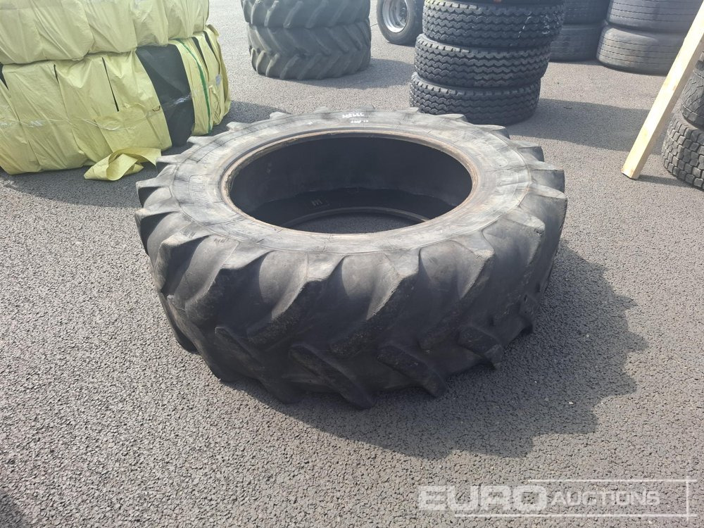 520/70R38 Tyre - Gumiabroncs: 4 kép. 520/70R38 Tyre - Gumiabroncs: 4 kép.