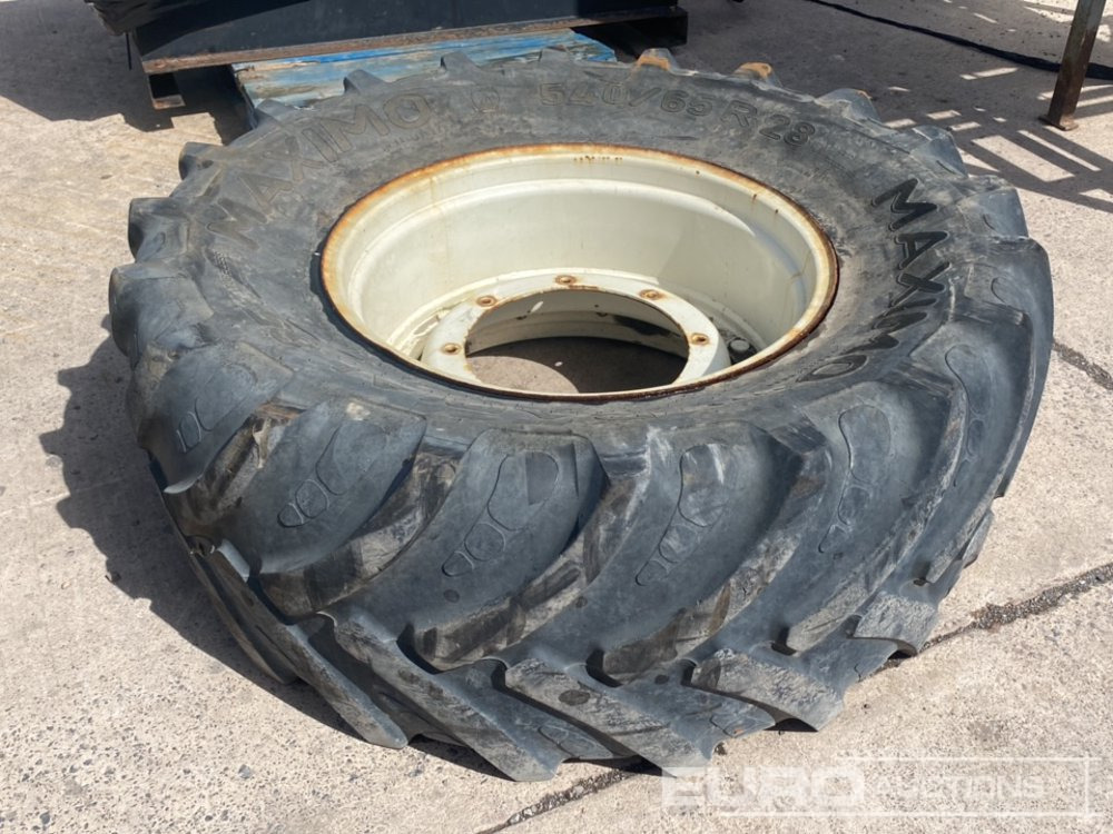 540/65R28 Tyre & Rim - Gumiabroncs: 1 kép. 540/65R28 Tyre & Rim - Gumiabroncs: 1 kép.