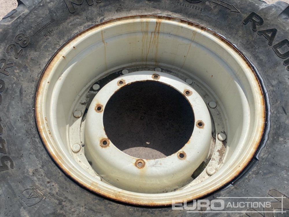 540/65R28 Tyre & Rim - Gumiabroncs: 5 kép. 540/65R28 Tyre & Rim - Gumiabroncs: 5 kép.