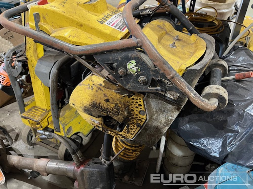 Bomag BT60 - Aszfaltozó gép: 2 kép. Bomag BT60 - Aszfaltozó gép: 2 kép.